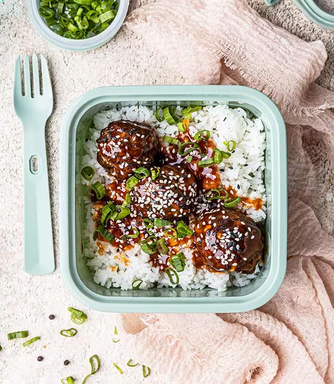 Polpette glassate con salsa sriracha servite con riso