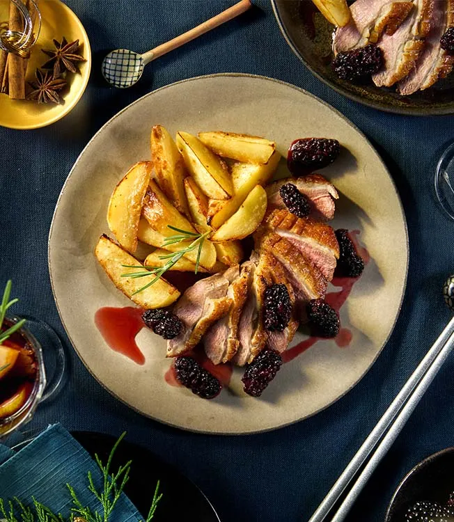 Petto d'anatra con salsa di more e patate al forno con miso