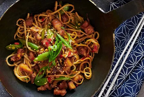Noodles saltati in padella con pancetta di maiale
