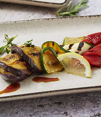 Antipasto di verdure grigliate con salsa di soia al limone