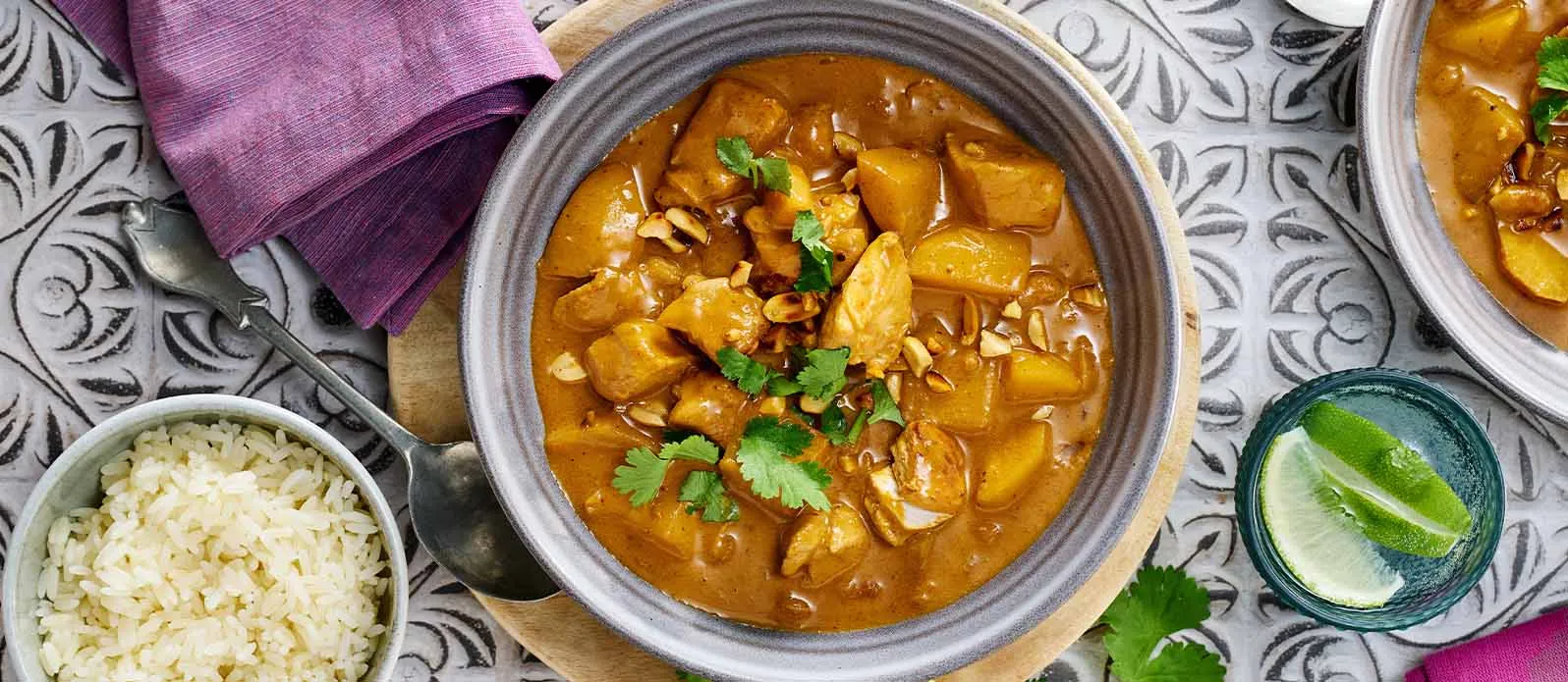 Curry Massaman con pollo, patate e arachidi