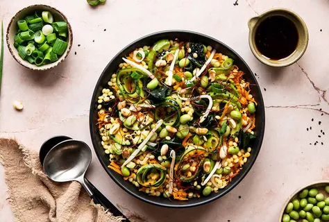 Insalata di couscous, edamame e wakame
