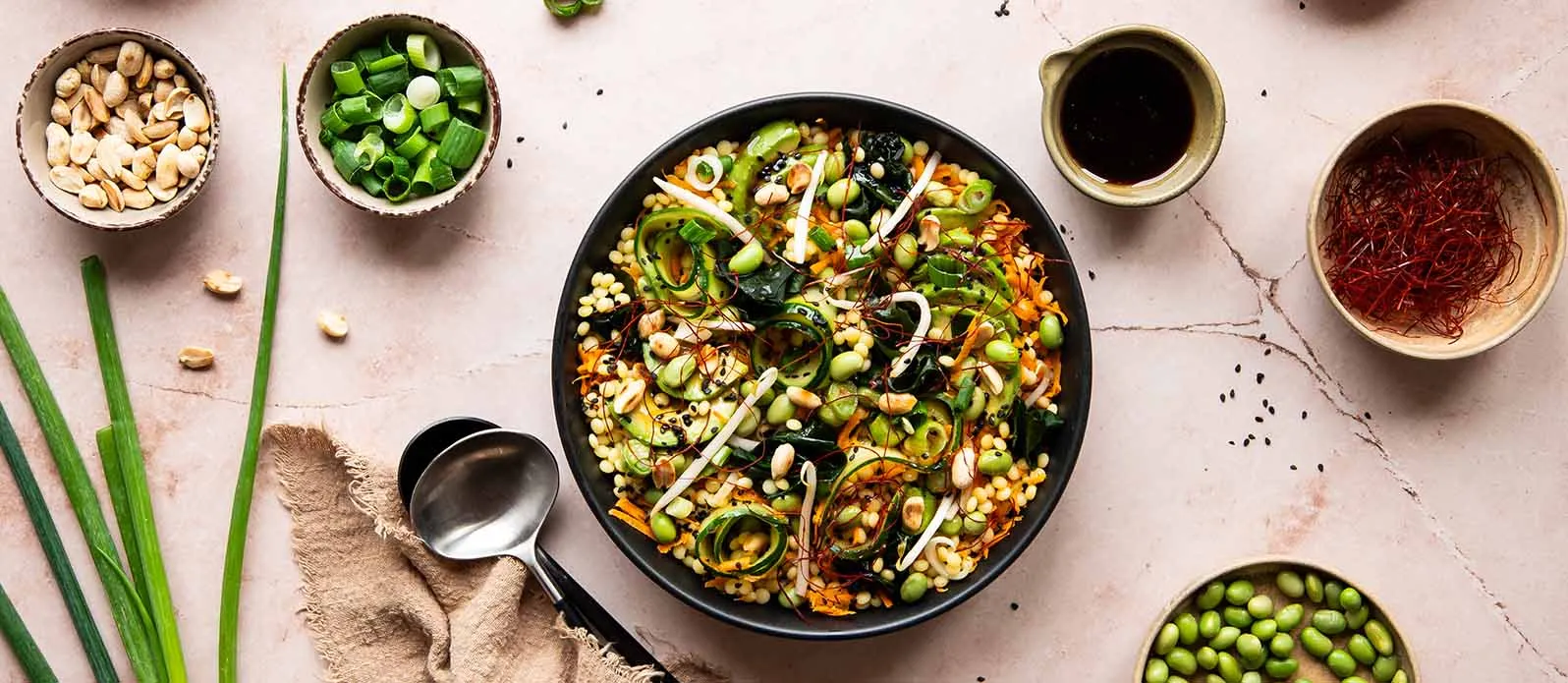Insalata di couscous, edamame e wakame