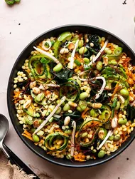 Insalata di couscous, edamame e wakame