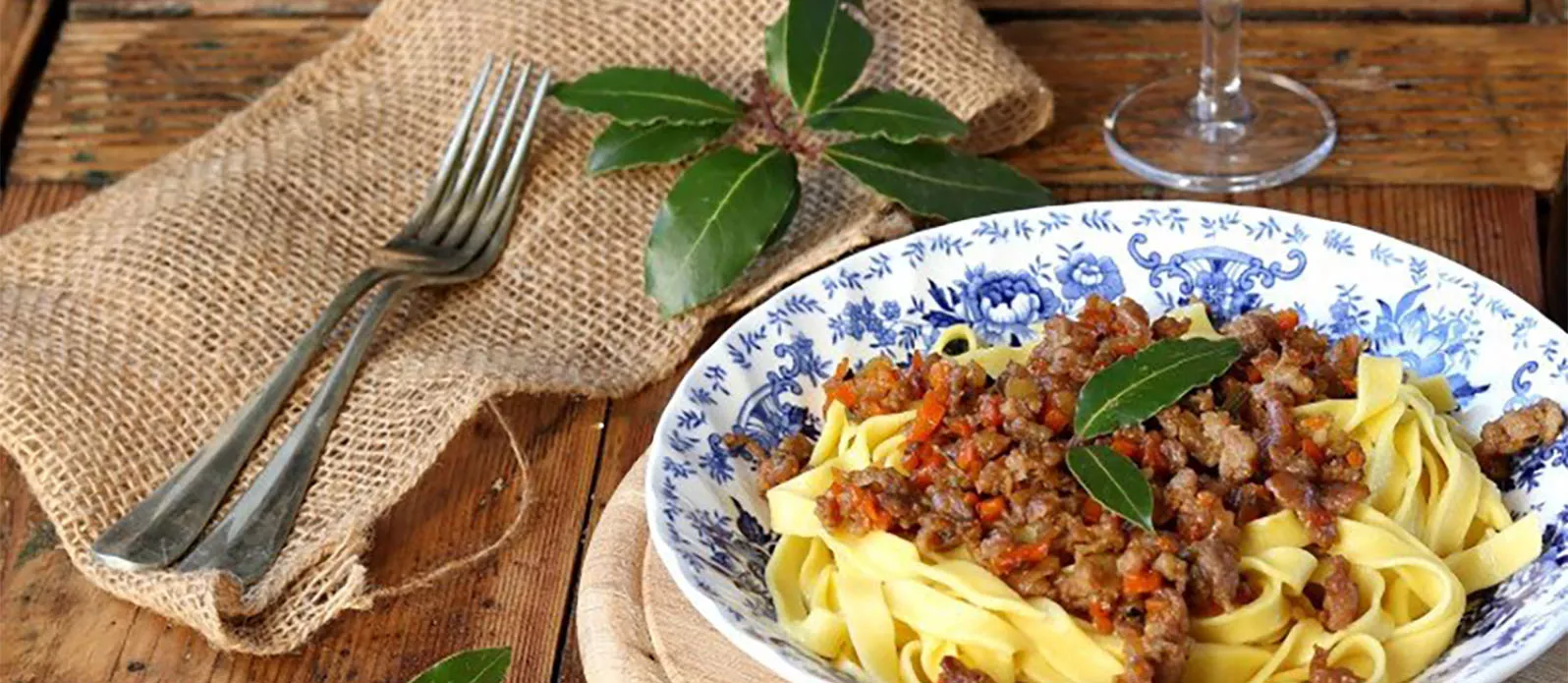 Tagliatelle con ragù bianco e salsa di soia