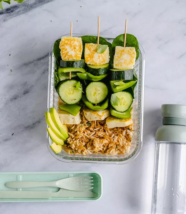 Spiedini di Halloumi serviti con riso alle erbe