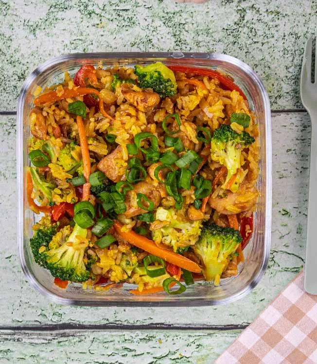 Riso saltato con uova, pollo e verdure