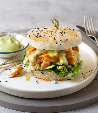 Sushi burger con salmone sfilacciato