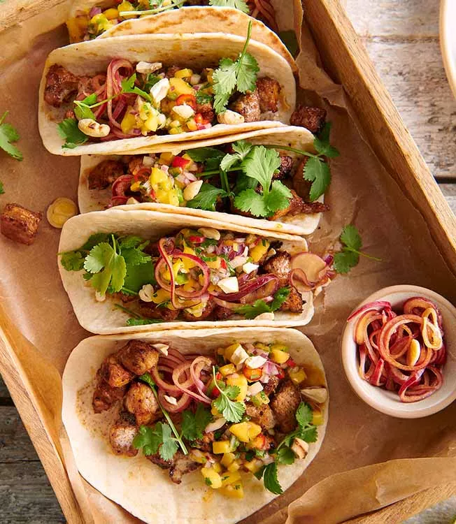 Tacos ripieni di maiale e cipolle sottaceto