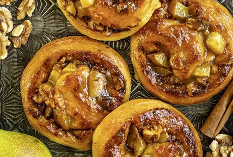 Involtini di cannella con pera e noci