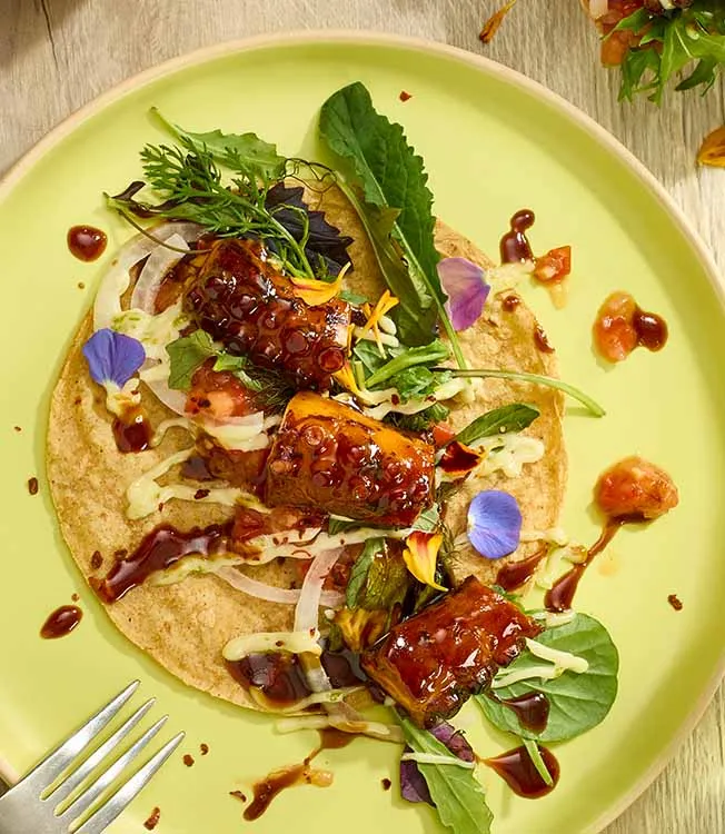 Tacos con polpo teriyaki, pomodoro ed erbette