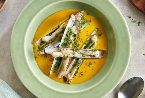 Cremosa zuppa di cannolicchi con salsa di soia