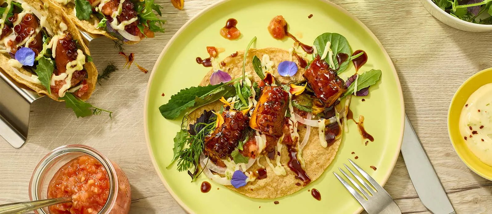 Tacos con polpo teriyaki, pomodoro ed erbette