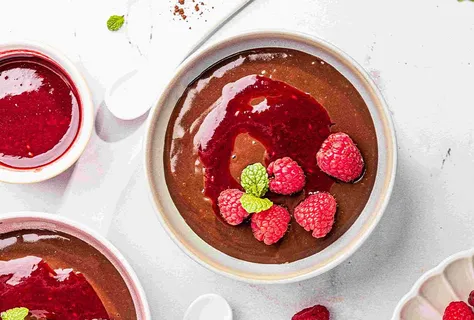 Budino di riso al cioccolato con salsa di lamponi