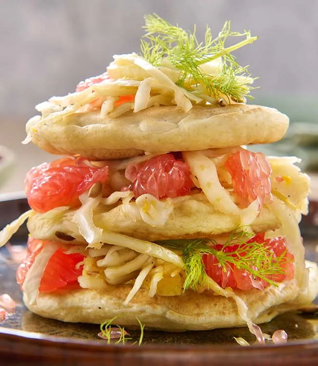 Pancake vegani con insalata coleslaw al finocchio