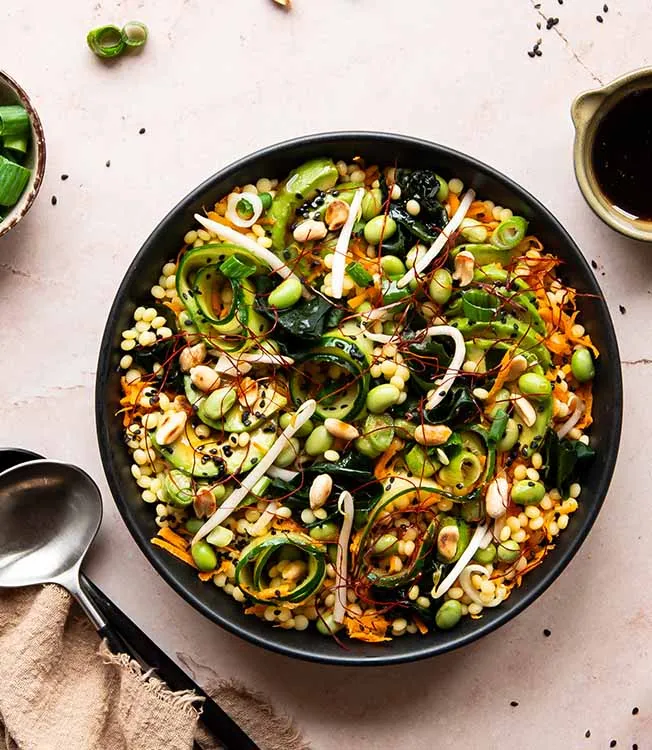 Insalata di couscous, edamame e wakame