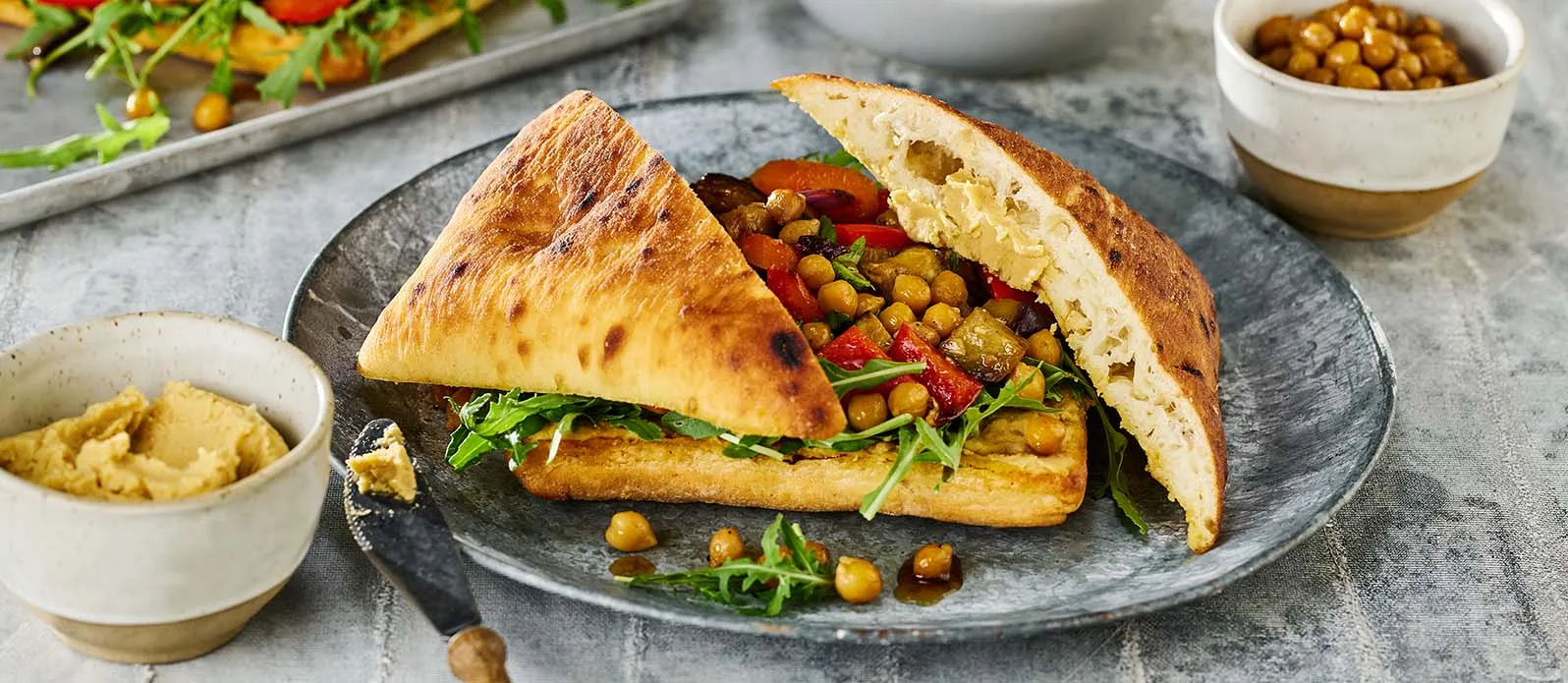 Sandwich vegetariano all'hummus