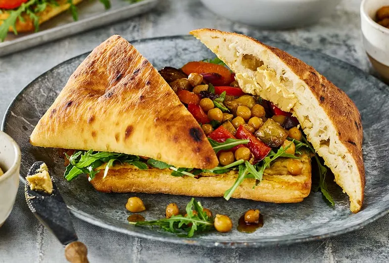 Sandwich vegetariano all'hummus