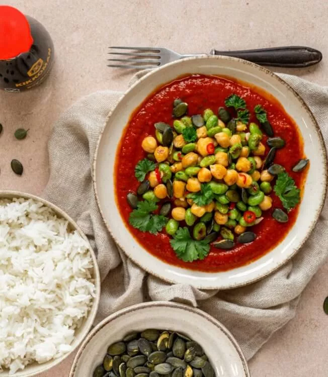 Ceci ed edamame in salsa al pepe