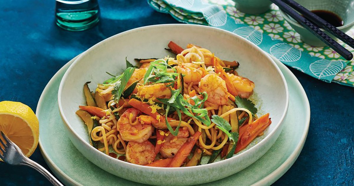 Noodles saltati in padella con gamberi e verdure | Ricetta | Kikkoman