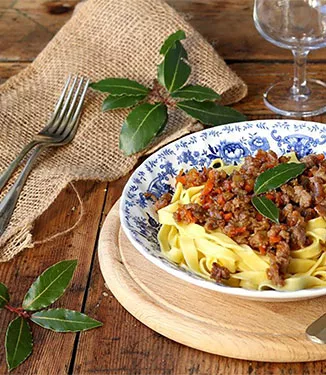 Tagliatelle con ragù bianco e salsa di soia