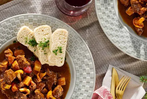 Gulasch boemo di cervo con funghi