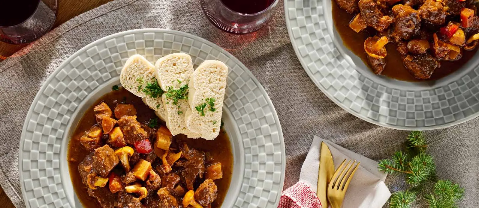 Gulasch boemo di cervo con funghi