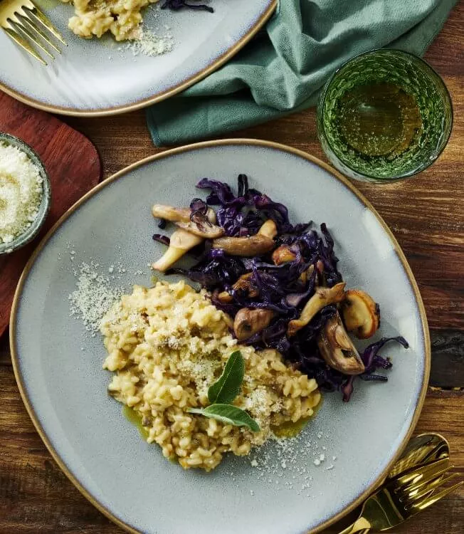 Risotto ai funghi festivo con scaglie fresche di parmigiano