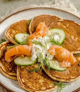 Pancake integrali con salmone affumicato, ricotta e cetrioli