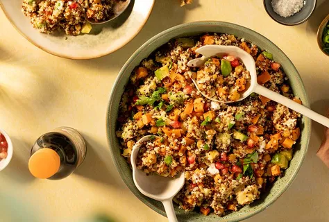 Insalata arcobaleno di quinoa e formaggio
