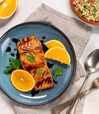 Salmone con marinata di arancia e salsa di soia