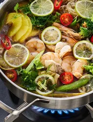 Hot pot vietnamita lẩu cá chua con pesce