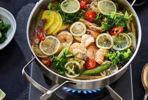 Hot pot vietnamita lẩu cá chua con pesce