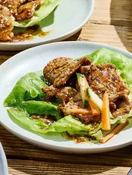 Maiale Bulgogi in foglie di lattuga