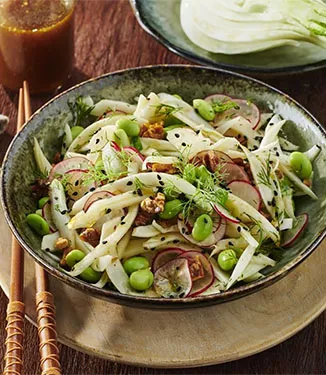 Insalata di finocchio, edamame e noci con dressing di salsa di soia agli agrumi Ponzu con limone, basilico e aneto