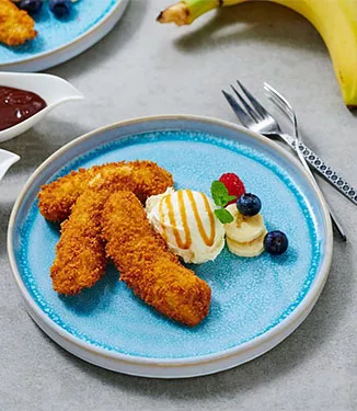 Banane croccanti con gelato alla vaniglia e crema al cioccolato o al caramello