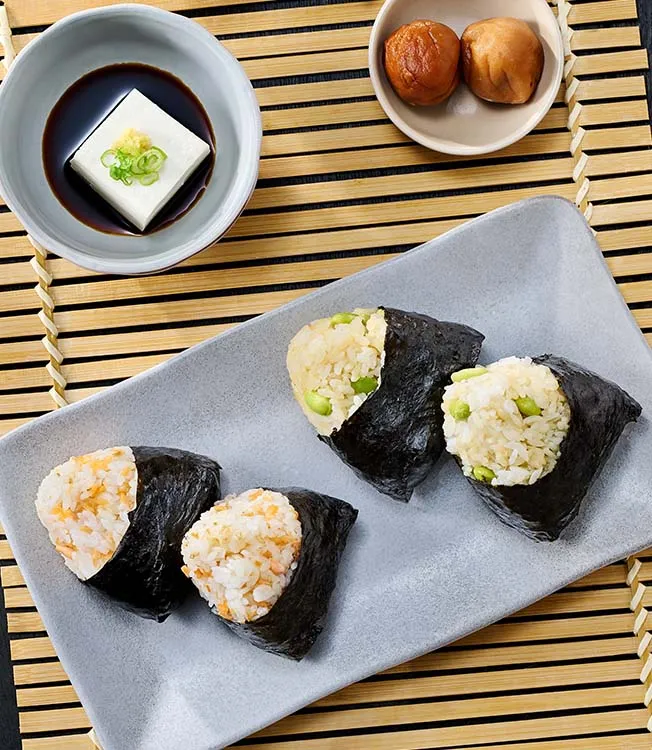 Onigiri al salmone con ripieno di avocado
