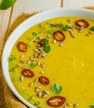 Zuppa di peperone e pomodoro con peperoncino e menta