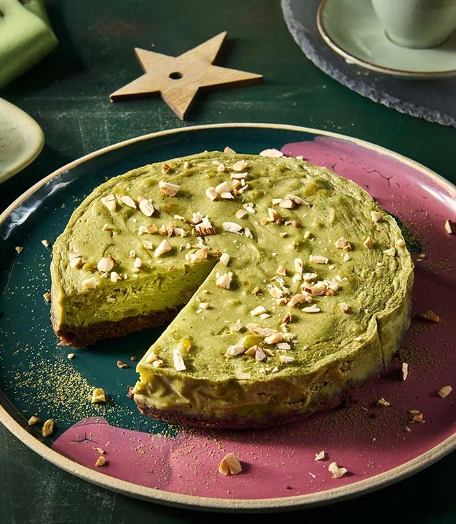 Cheesecake al matcha con frutta secca