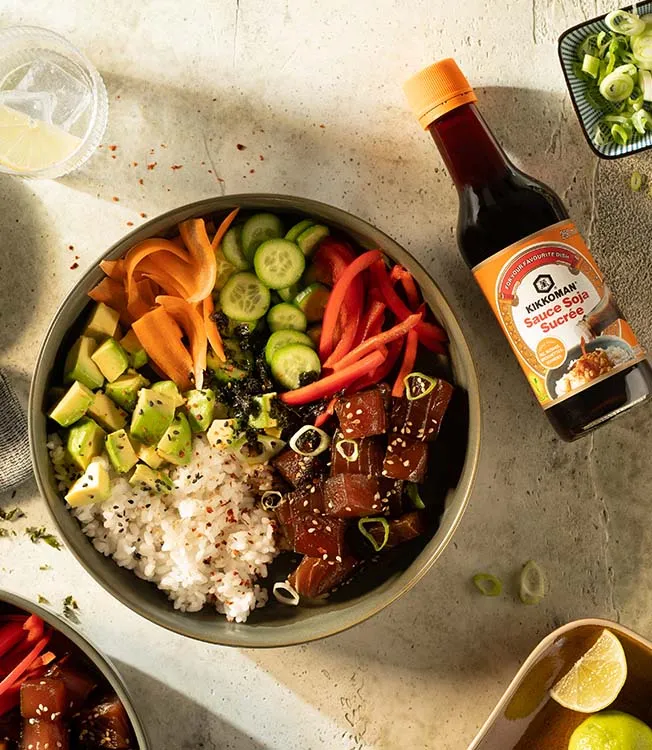 Poke bowl al tonno con salsa di soia