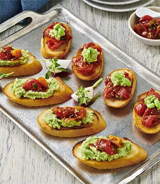 Bruschetta con edamame e pomodori semi-secchi