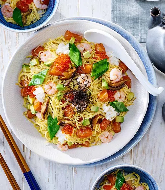 Sushi Chirashi con salmone e riso