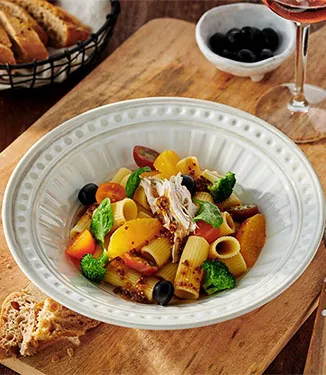 Insalata di rigatoni con pollo e dressing di salsa di soia e senape