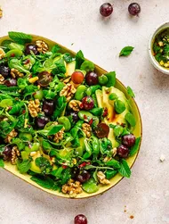Insalata di avocado, fave e uva