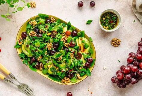 Insalata di avocado, fave e uva