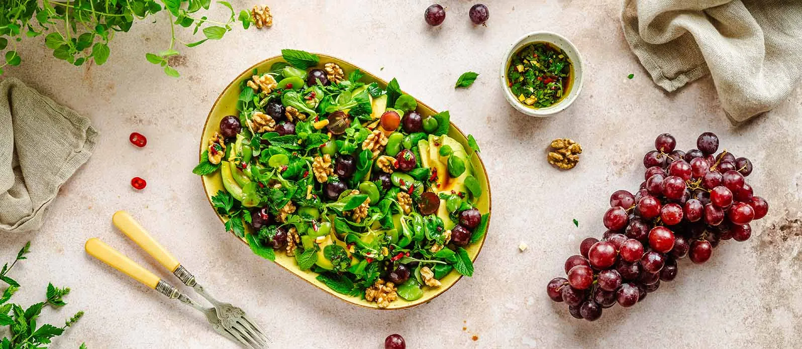 Insalata di avocado, fave e uva