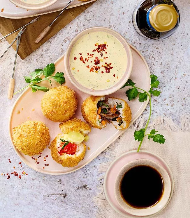 Salsa dip di maionese al mango con polpettine di sushi fritte