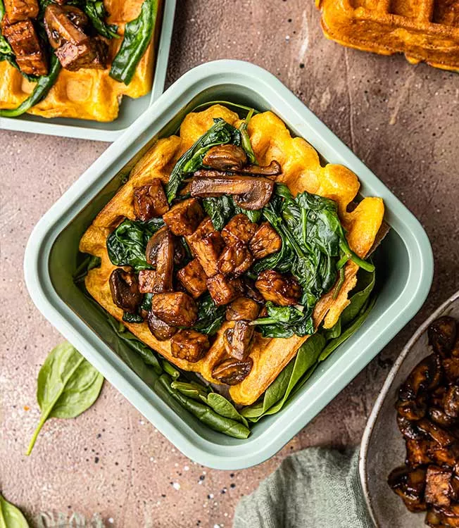 Cialde vegane di zucca e carote con tempeh e funghi con spinaci