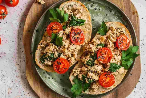 Toast con tofu strapazzato