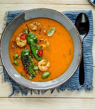 Zuppa cremosa di peperoni e pomodori con gamberi teriyaki